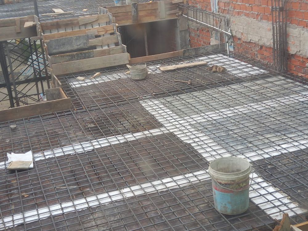 Xây nhà bê tông cốt thép, trải sắt sàn nhà ở bằng thép vằn là công đoạn xây thô