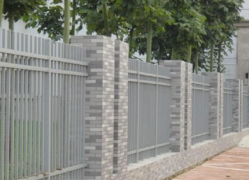 Hàng rào sắt hộp: Hàng rào sắt hộp là lựa chọn thời thượng và tuyệt vời để cải tạo không gian sống của bạn. Với độ bền và tính thẩm mỹ cao, hàng rào sắt hộp đem lại không gian hiện đại và bảo vệ tối đa cho khu vực của bạn.